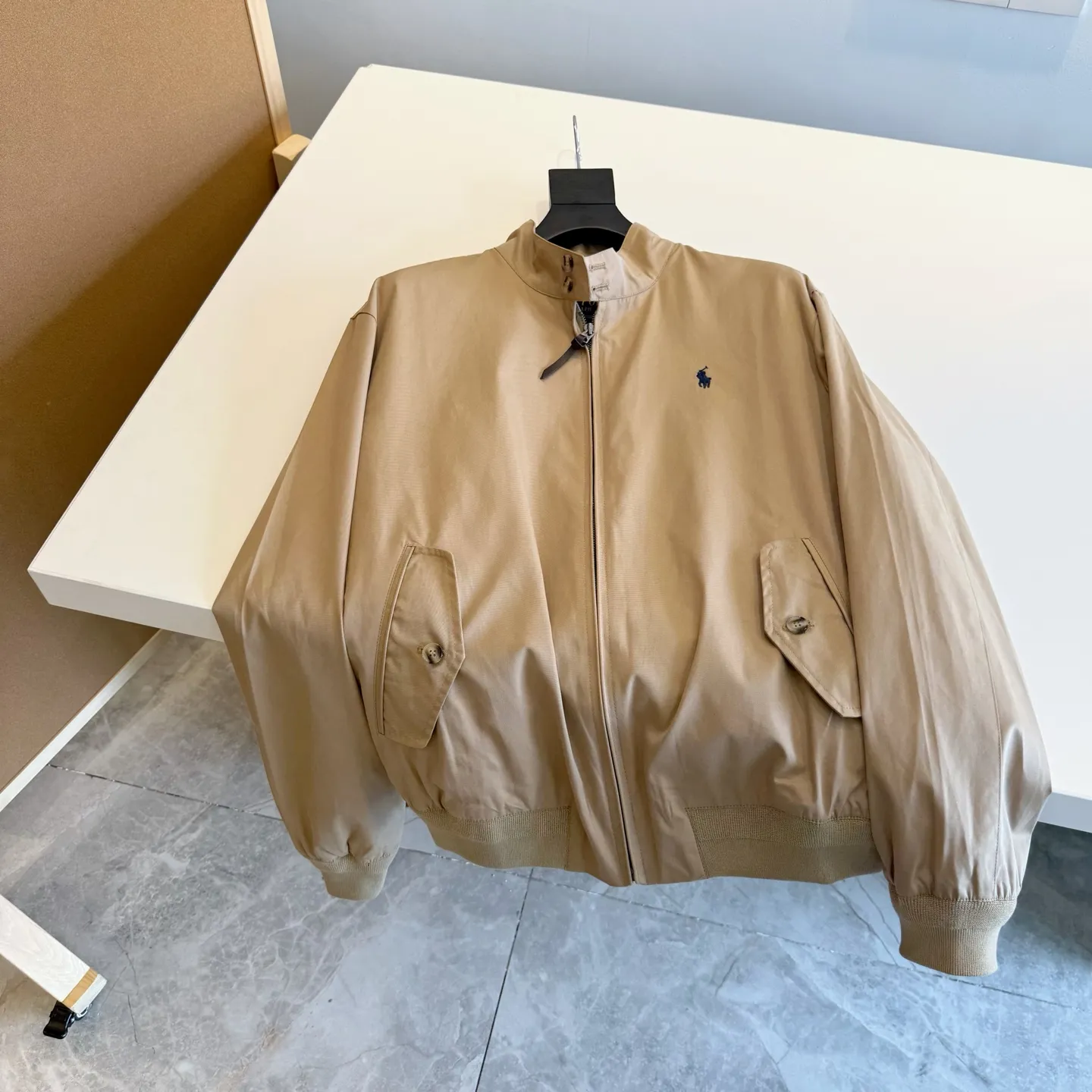 P350 model number: R05 Ralph Lauren unisex old money style old cadre stand collar workwear Harrington jacket color #khaki black size #M L The fabric has a double-layer shin feel and is full of weight! It's not as heavy as a regular jacket, and the ordinary cotton material feels really different. This one is super comfortable, soft and stylish, and has a green plaid interior that has a retro movie fashion feel! The fit is loose but not baggy. The size is just right and not picky. The dropped shoulder design modifies the shoulders without making them look bulky. This silhouette is a style that will never go out of style after being worn for a long time. The upper body is also very durable and recognizable. The loose and reasonable fit can be worn by both men and women. It is easy to create a clean and refreshing boyish look. Length: 68/70/72/74 Bust: 122/126/130/134 Shoulder width: 53/54/55/56 Sleeve length: 65/66/67/68